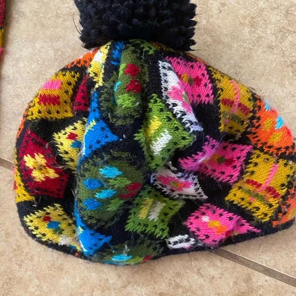 Multicolor Pom Pom hat and scarf set - Picture 2 of 2